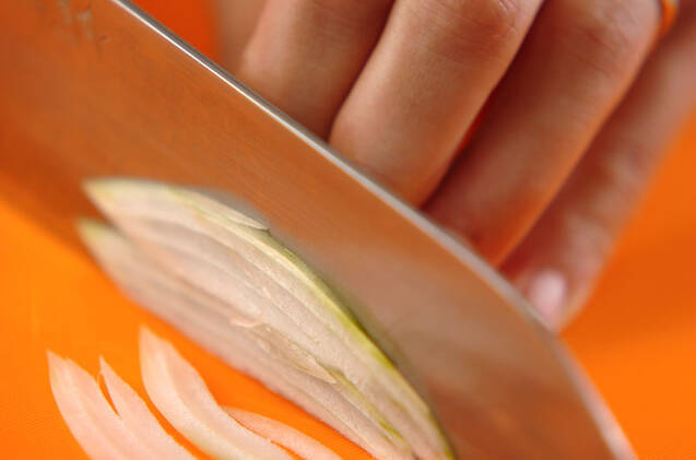 ふんわり卵のコンソメスープの作り方の手順1