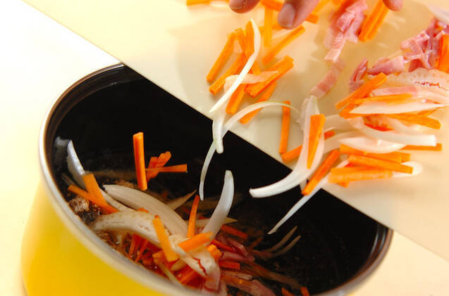 ふんわり卵のコンソメスープの作り方の手順2