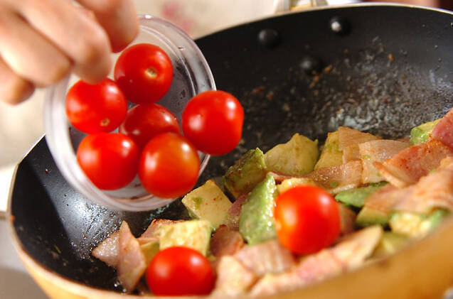 アボカドとベーコンのマヨ炒めの作り方の手順5