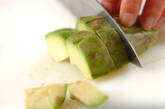 アボカドとベーコンのマヨ炒めの下準備1