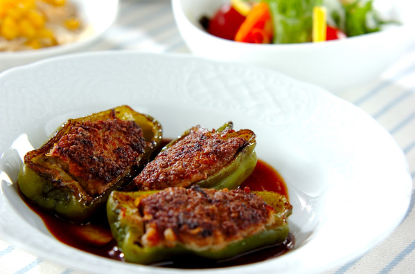 12. 定番にチリソースでアクセントピーマンの肉詰め