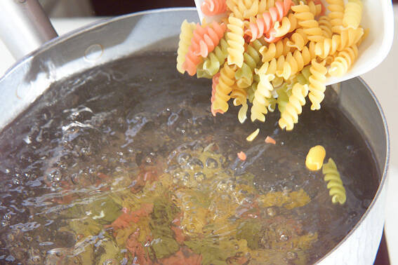 マカロニとろろマヨの作り方の手順1