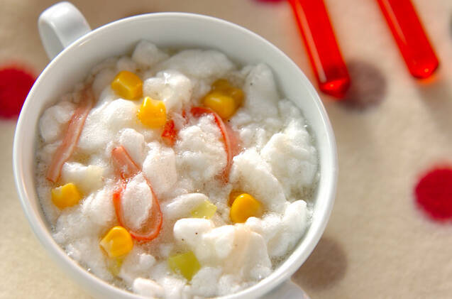 白いスープカップに入ったカニ風味かまぼことコーンの卵白スープ