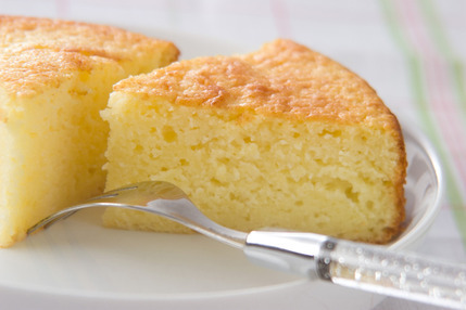 材料を混ぜて焼くだけ！しっとり美味しい❤ヨーグルトケーキ