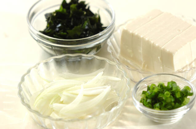 豆腐とワカメのスープの作り方の手順1