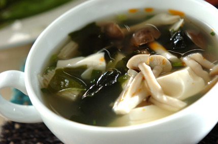 キノコ入りチキンスープ