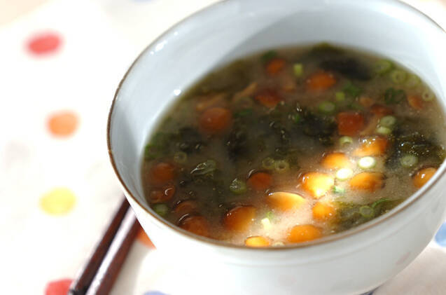 あおさ入りなめこ汁をついでいる白い器