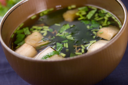 麩とワカメのお吸い物