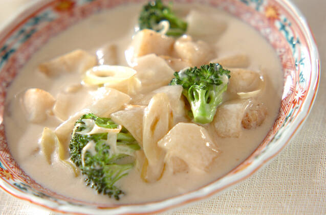 帆立貝と冬瓜のミルク炒め煮が白い皿に盛り付けられているところ