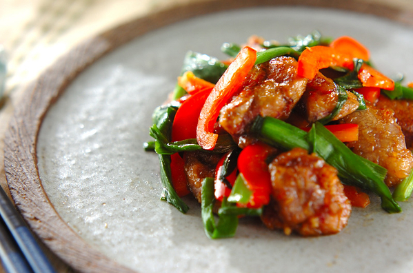 和食器の丸皿に盛られた鶏レバーのピリ辛炒め