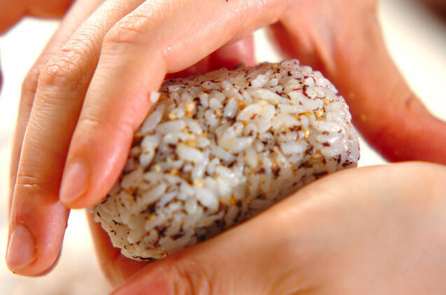 ユカリとゴマのおにぎりの作り方の手順2