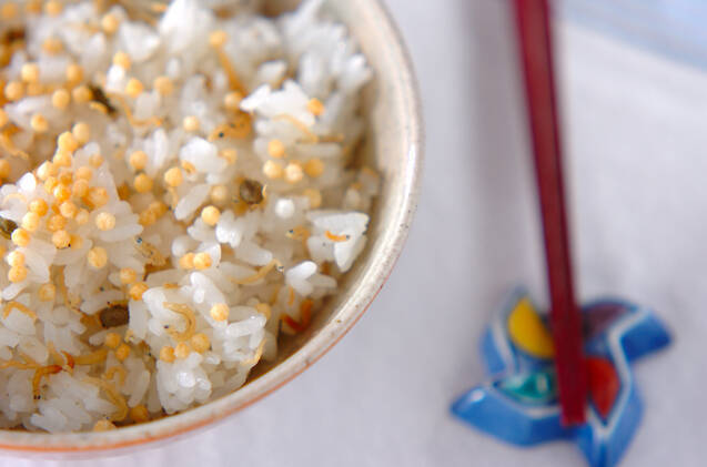 茶碗に盛られ、ぶぶあられをトッピングしたちりめん山椒ごはん