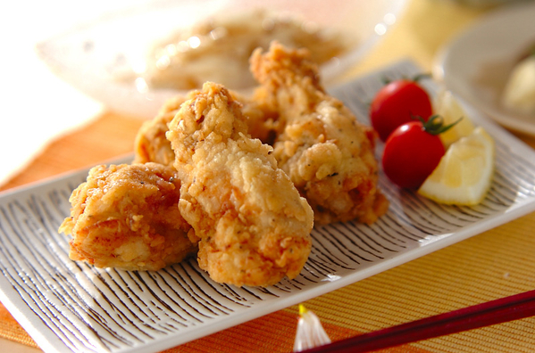 四角い皿に盛りつけられたフライドチキン