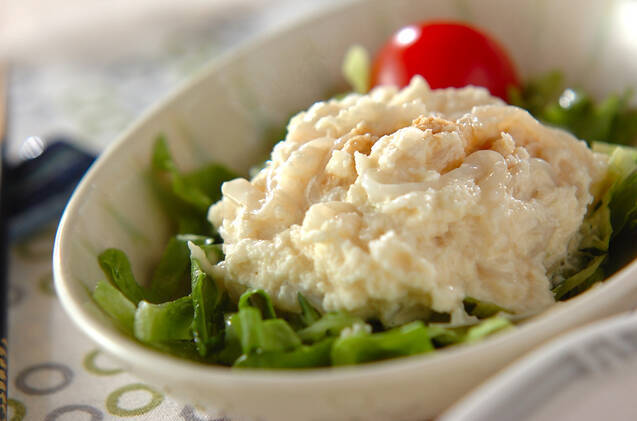 白いお皿に盛り付けたいかそうめんサラダ