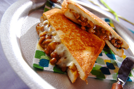 マーボー納豆チーズホットサンド