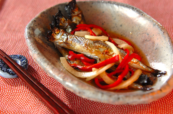 和食器に盛り付けたグリルししゃもの南蛮漬け