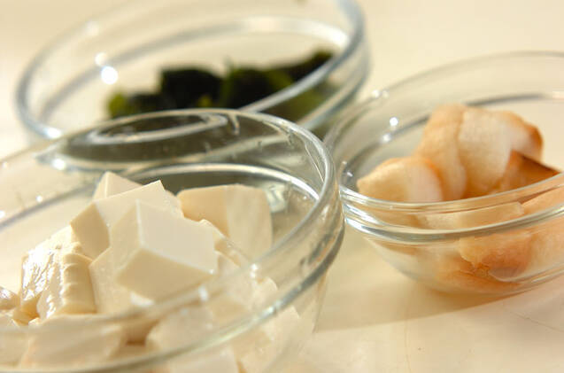 豆腐と麩のみそ汁の作り方の手順1