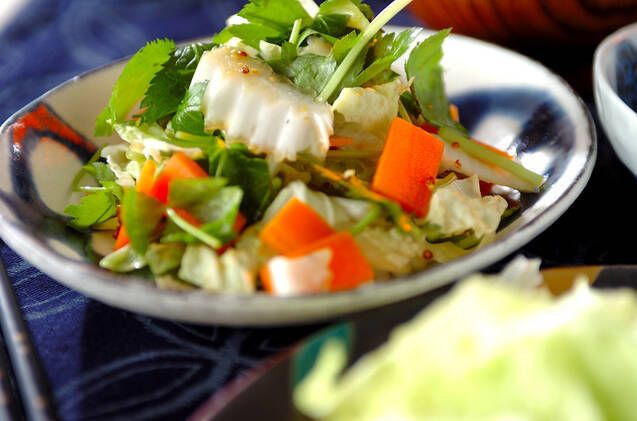 柄物の皿に盛りつけられた白菜とにんじんの粒マスタード和え