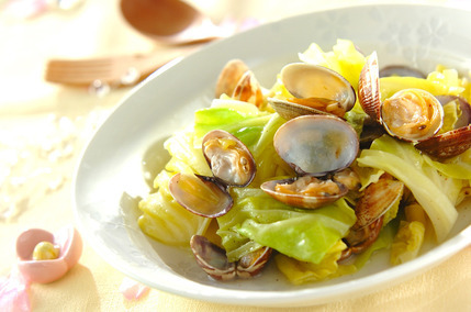 サッとできて絶品！春キャベツとアサリのガーリック蒸し