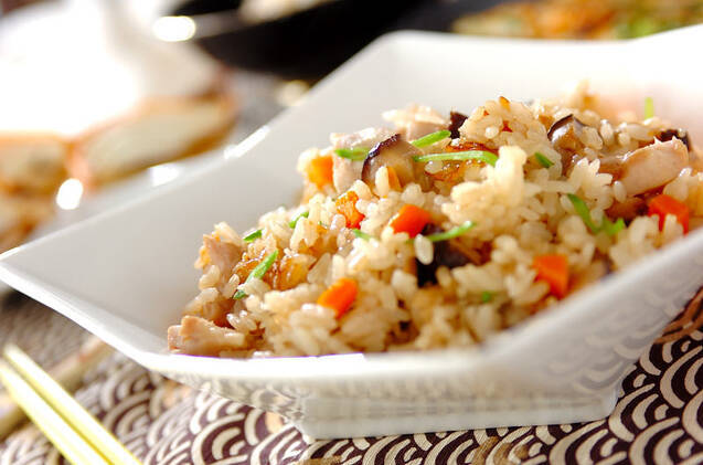 白い皿に盛り付けられた、干し椎茸の炊き込みご飯