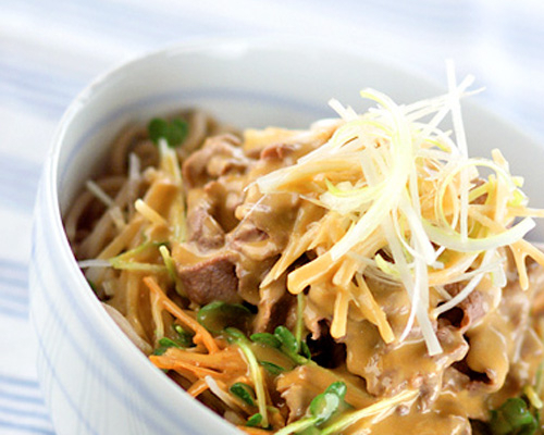 白い皿に盛られた冷しゃぶごまだれそば