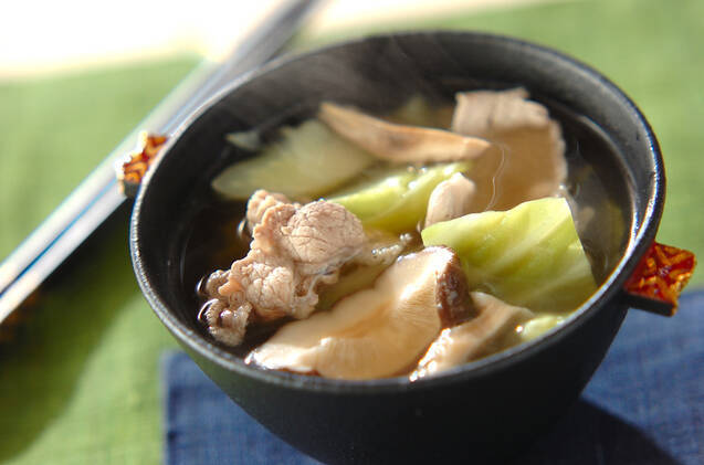 黒い器に入った、豚と干し椎茸のスープ