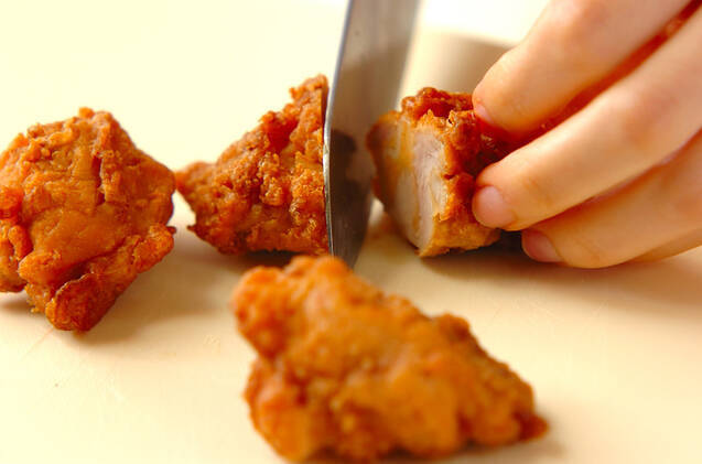 簡単リメイク！鶏唐の半熟卵とじ丼の作り方の手順1