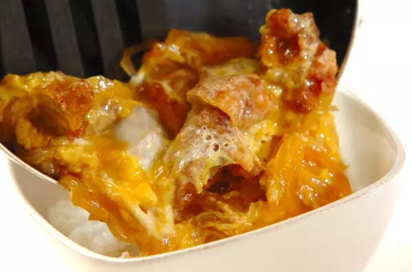 簡単リメイク！鶏唐の半熟卵とじ丼の作り方2