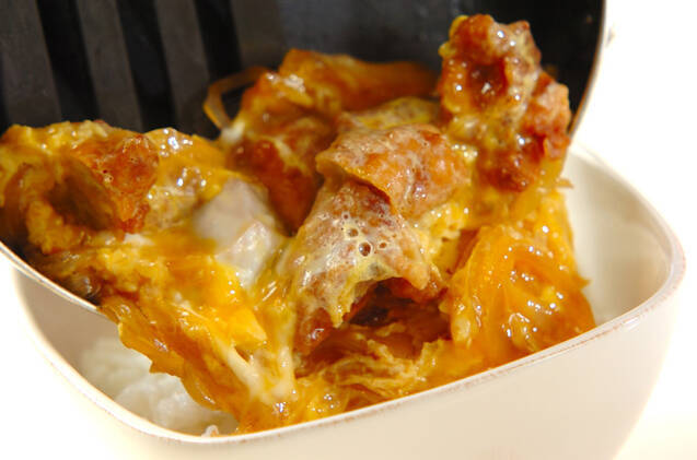 簡単リメイク！鶏唐の半熟卵とじ丼の作り方の手順4