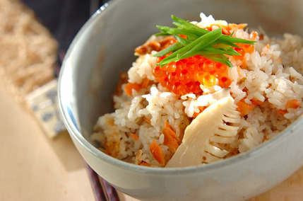 イクラのせ塩鮭の炊き込みご飯