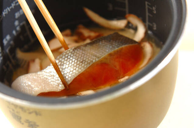 イクラのせ塩鮭の炊き込みご飯の作り方の手順6
