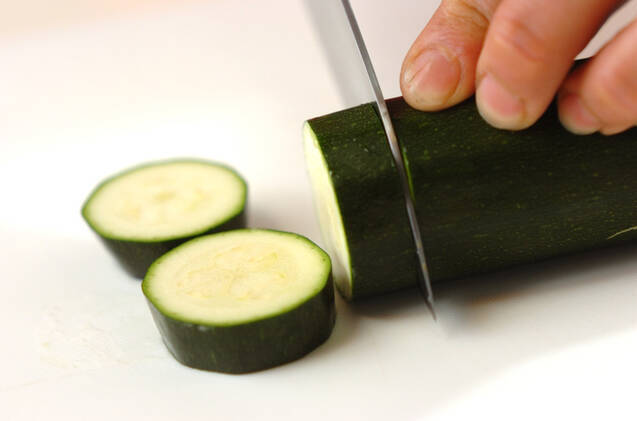 ズッキーニとツナのトマト煮の作り方の手順1