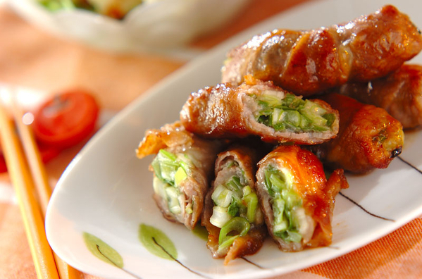 白い皿に盛り付けられている長ねぎの豚肉巻き