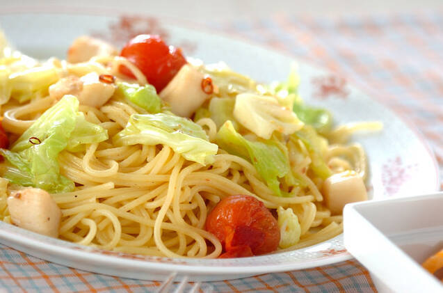 白いお皿に盛られたキャベツのパスタ