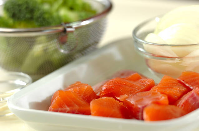 サーモンと栗のクリームパスタの作り方の手順1