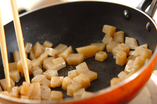 たくあんとコンニャク入り卵焼きの作り方の手順2