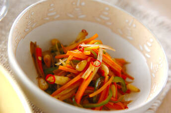 ゴボウと松の実のきんぴら