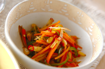 ゴボウと松の実のきんぴら