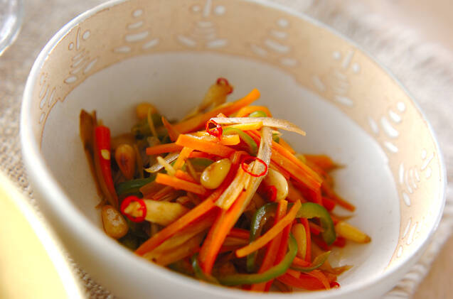 ゴボウと松の実のきんぴら