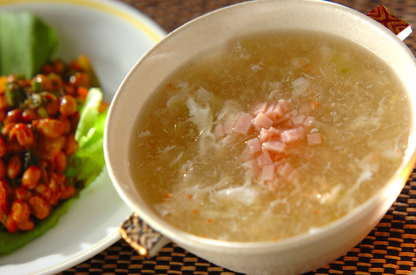 白い丼鉢に入っている冬瓜とカニ、白ねぎやハムの中華風スープ