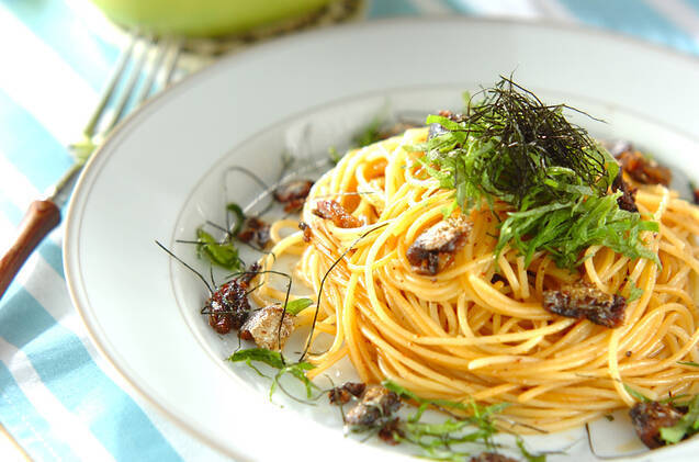 白い器に盛られたオイルサーディンと大葉のパスタ