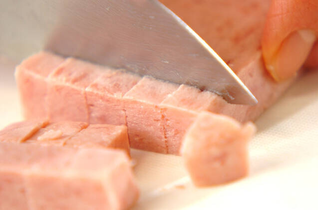 ポークランチョンミートの卵巻きの作り方の手順1