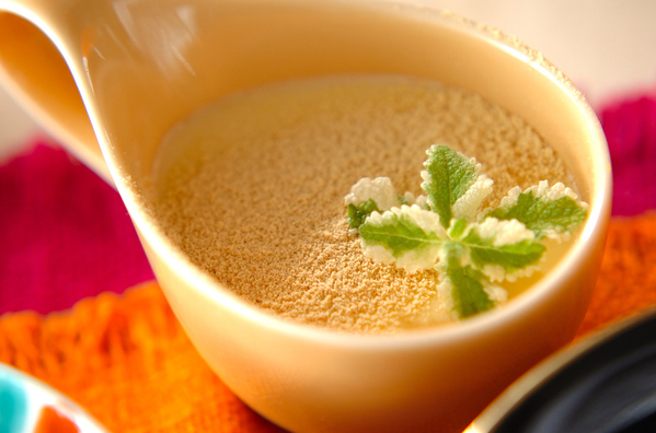 オレンジの容器に盛られた豆乳ババロア