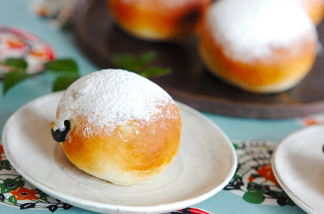 白い皿に盛られた、酒粕黒豆パン