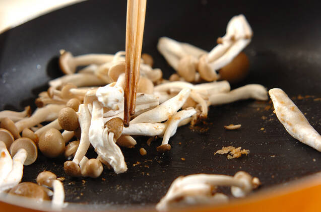 シーフードの白みそホワイトソースピザの作り方の手順3