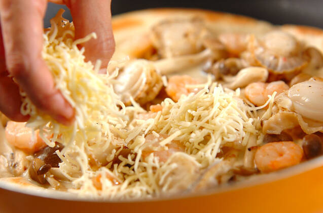 シーフードの白みそホワイトソースピザの作り方の手順5