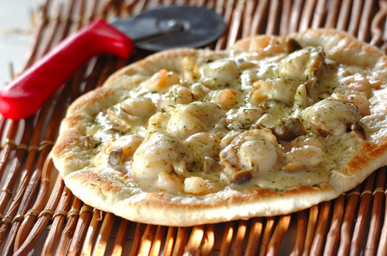 シーフードの白みそホワイトソースピザ