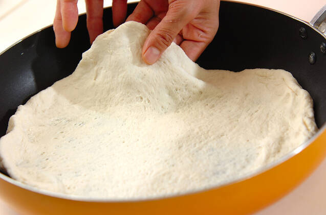 シーフードの白みそホワイトソースピザの作り方の手順4