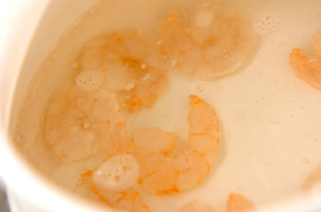 シーフードの白みそホワイトソースピザの作り方の手順2