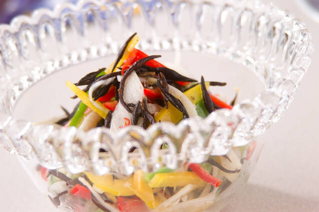 ガラスの器に盛り付けた芽ひじきと野菜のサラダ